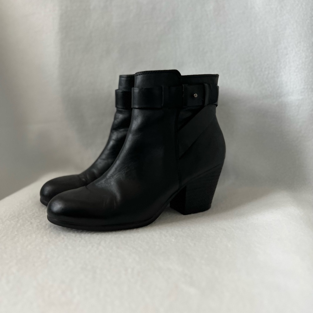 Aerosoles Heelrest Size 7 1/2 Black Leather Ankle Boots